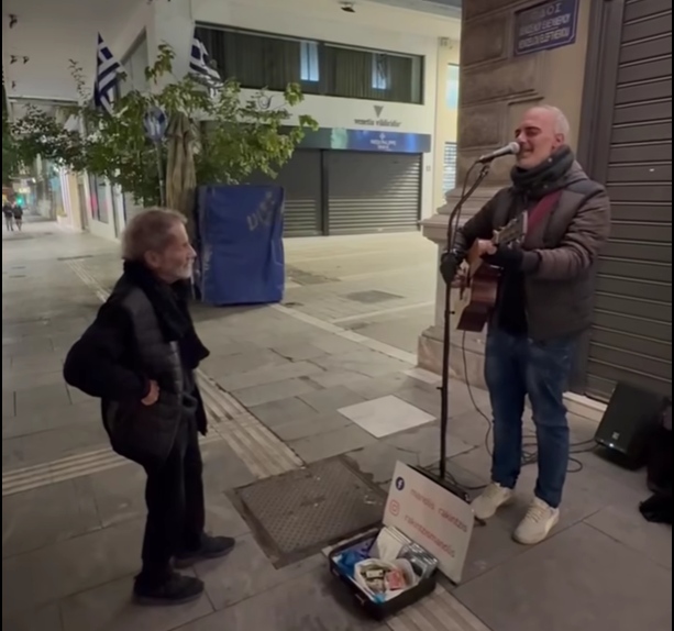 Όταν ο Σταύρος Ξαρχάκος άκουσε και αγκάλιασε έναν πλανόδιο μουσικό