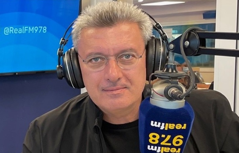 Τηλεφωνική παρέμβαση (εις διπλούν) του Νίκου Χατζηνικολάου σε εκπομπή του Real 97.8