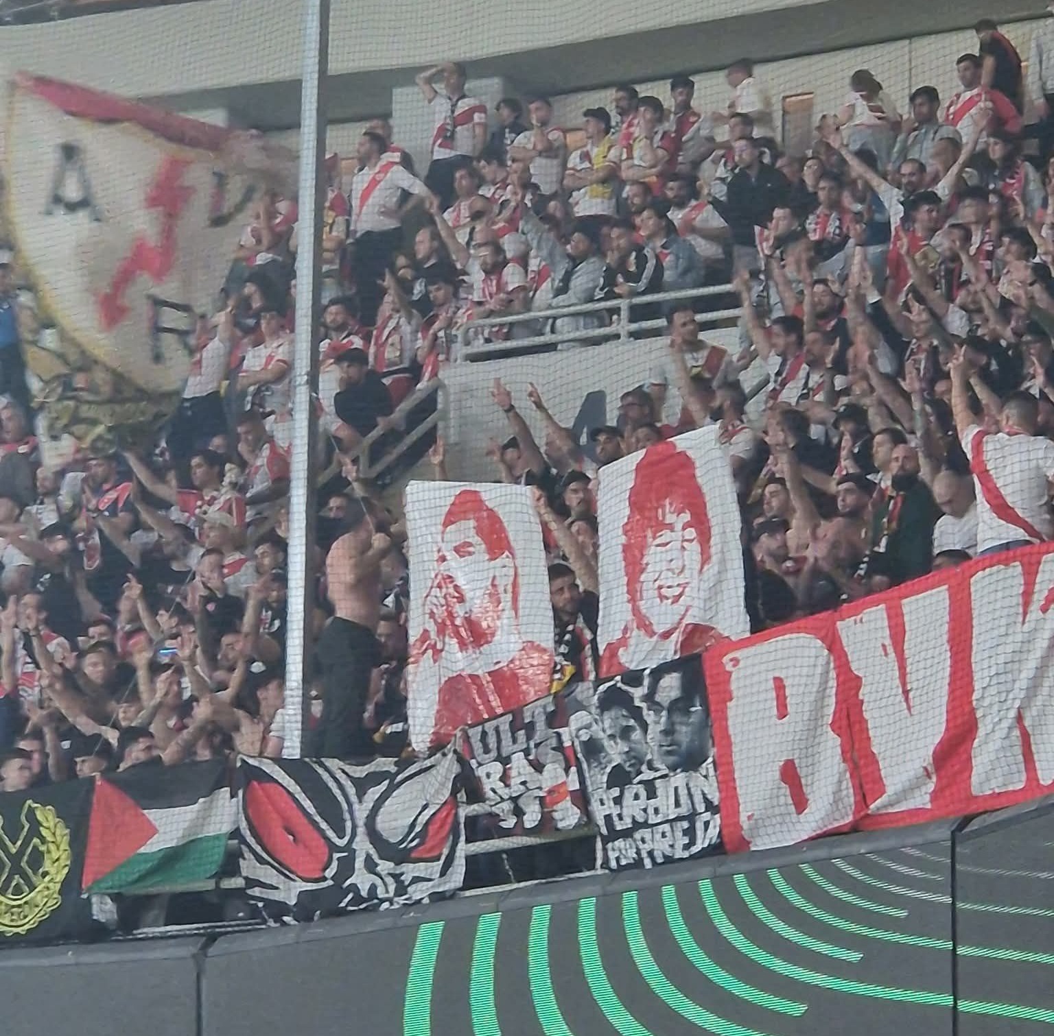 Με πορτρέτα του Γρηγορόπουλου και του Φύσσα οι οπαδοί της Ράγιο Βαγιεκάνο στη Νέα Φιλαδέλφεια