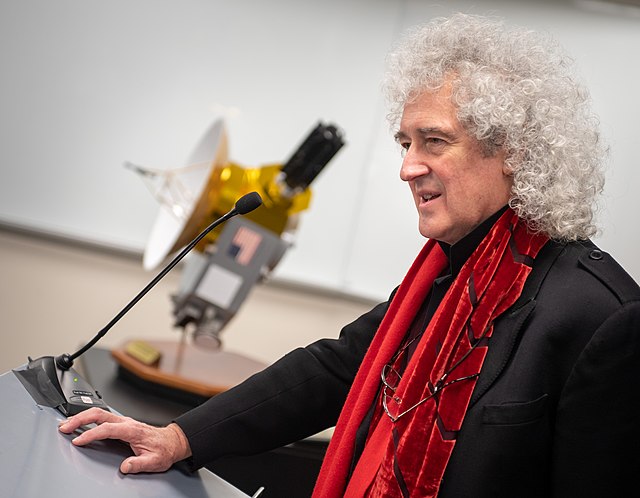 Ο Brian May ετοιμάζει το διευρυμένο Star Fleet Box 