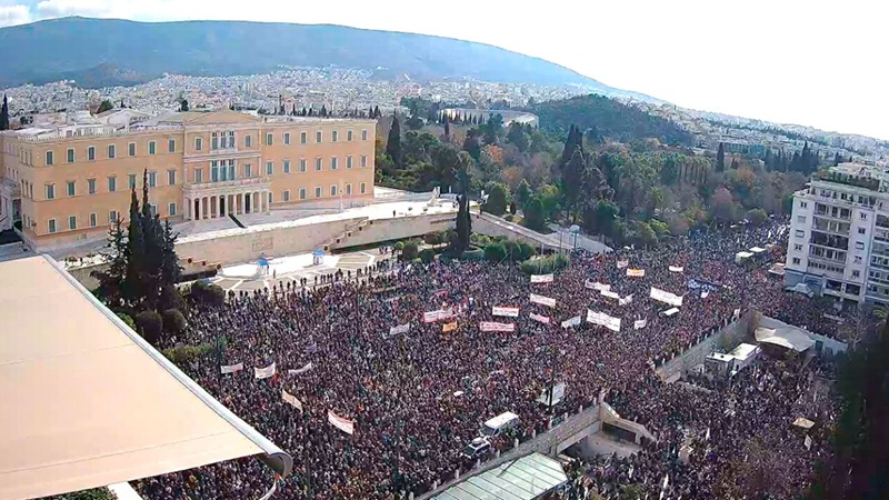 Ζωντανά από το Kontra η συγκέντρωση για τα θύματα των Τεμπών, στο Σύνταγμα