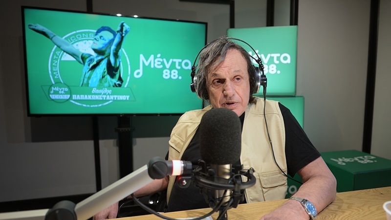 Ο Βασίλης Παπακωνσταντίνου στο μικρόφωνο του Μέντα 88 για τα «Μέντα Icons»