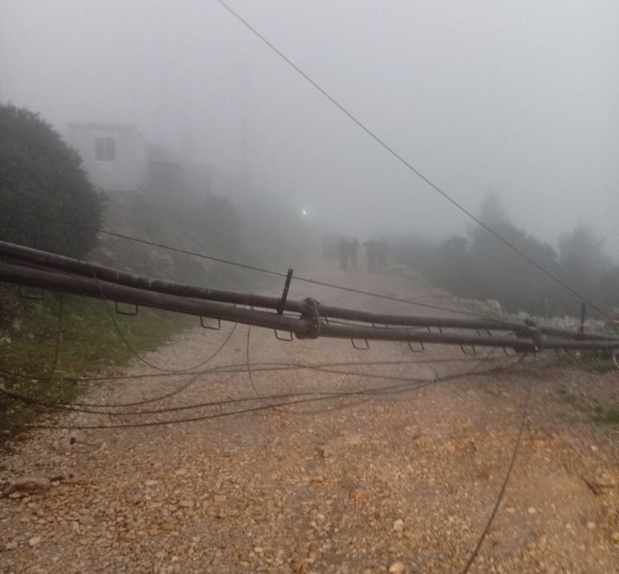 Έπεσε ιστός στο κέντρο εκπομπής του Υμηττού λόγω της κακοκαιρίας