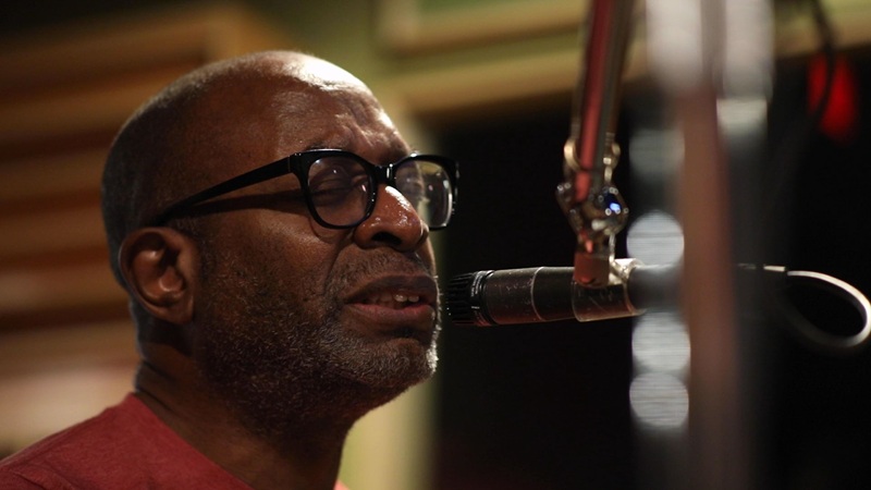 Ο Brian Jackson στο στούντιο του Kosmos 93.6