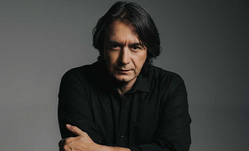 Ο Γιάννης Κότσιρας στο πρώτο «Μέντα Live» για το 2026