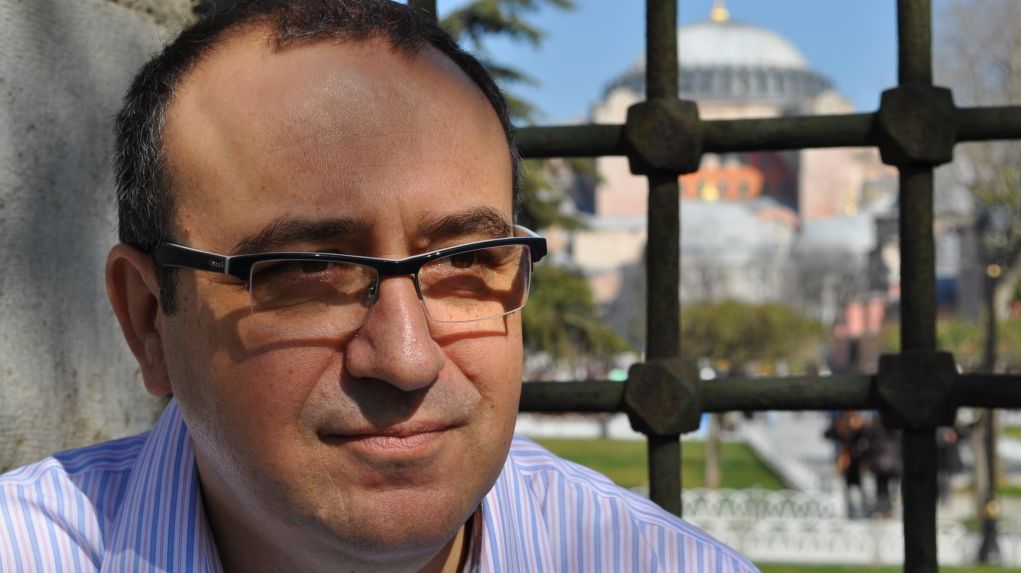 Τον έκοψαν από την ΕΡΤ, τον πήρε η Εφημερίδα των Συντακτών τον Θωμά Σίδερη