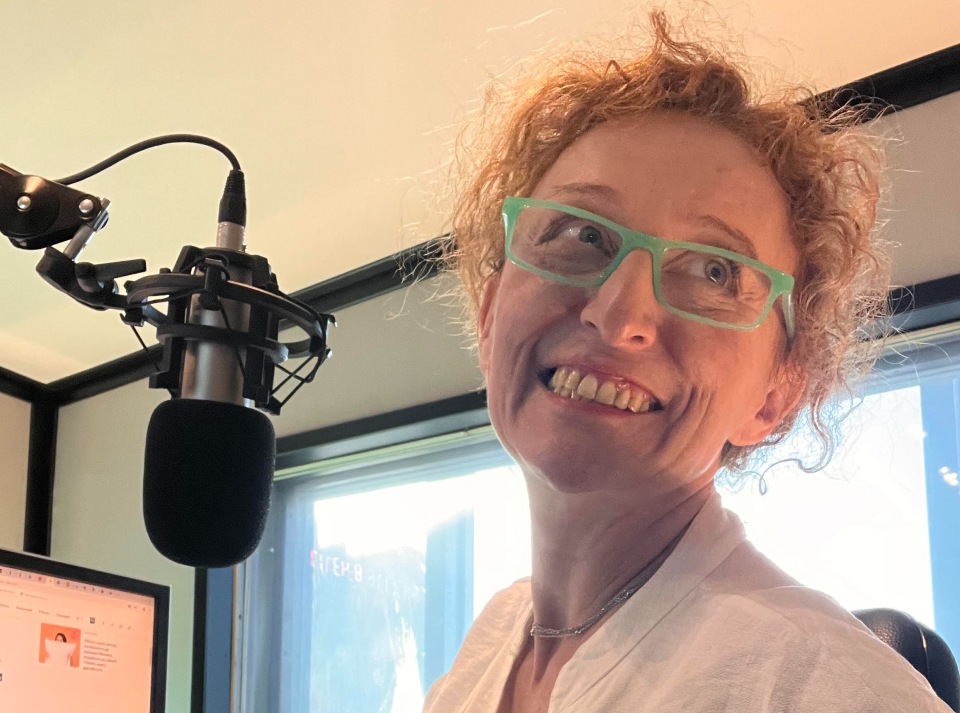 Βιβή Παπαστάθη στο e-tetRadio: «Όσο υπάρχει συναίσθημα, δεν υπάρχει περίπτωση να φύγει το ραδιόφωνο»