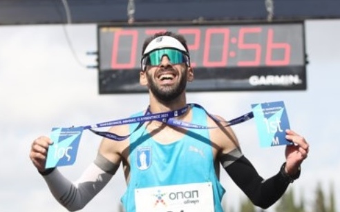 Ο Παναγιώτης Καραΐσκος, νικητής στον Μαραθώνιο, στο στούντιο της ΕΡΑ ΣΠΟΡ